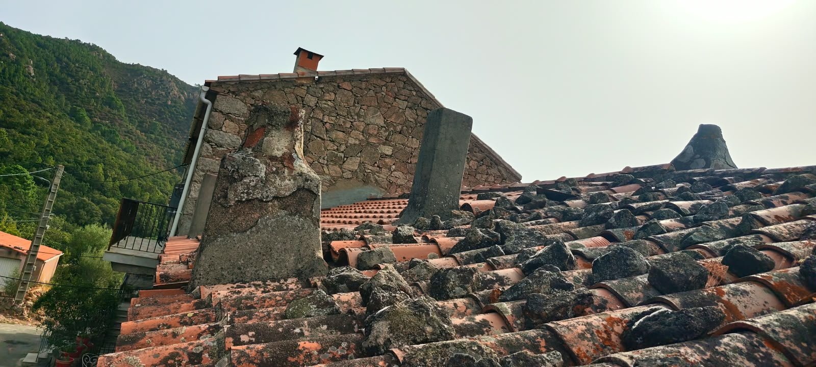 Protéger sa toiture face au Libeccio et à la Tramontana en Corse